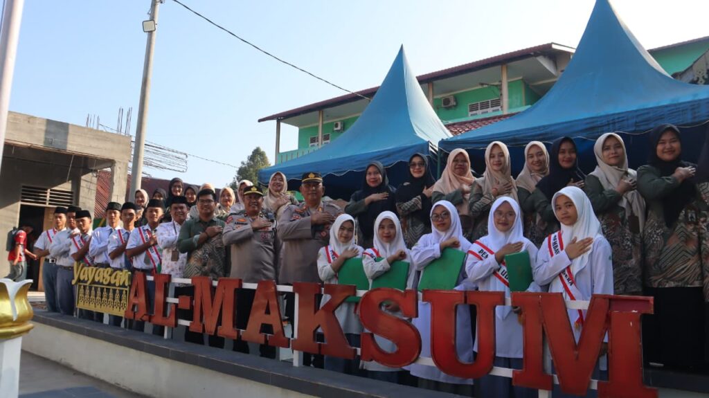 Jadi Pembina Upacara di Al-Maksum Stabat, Kabag Ops Polres Langkat Tekankan Pencegahan Narkoba dan Geng Motor Sejak Dini