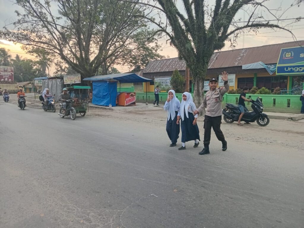 Strong Point Pagi Polres Langkat, Polisi Hadir Amankan Sekolah dan Arus Lalu Lintas Sejak Dini Hari