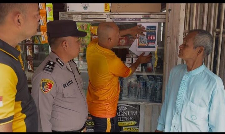 Polsek Bahorok Sosialisasikan Call Center 110, Pasang Stiker di Titik Keramaian