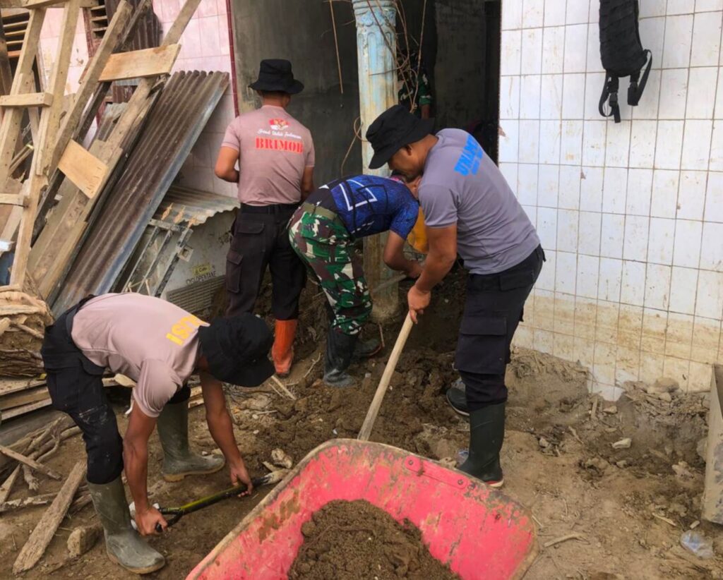 Personel Polda Sumut Masih Bertahan Bersihkan Rumah Warga di Tapsel