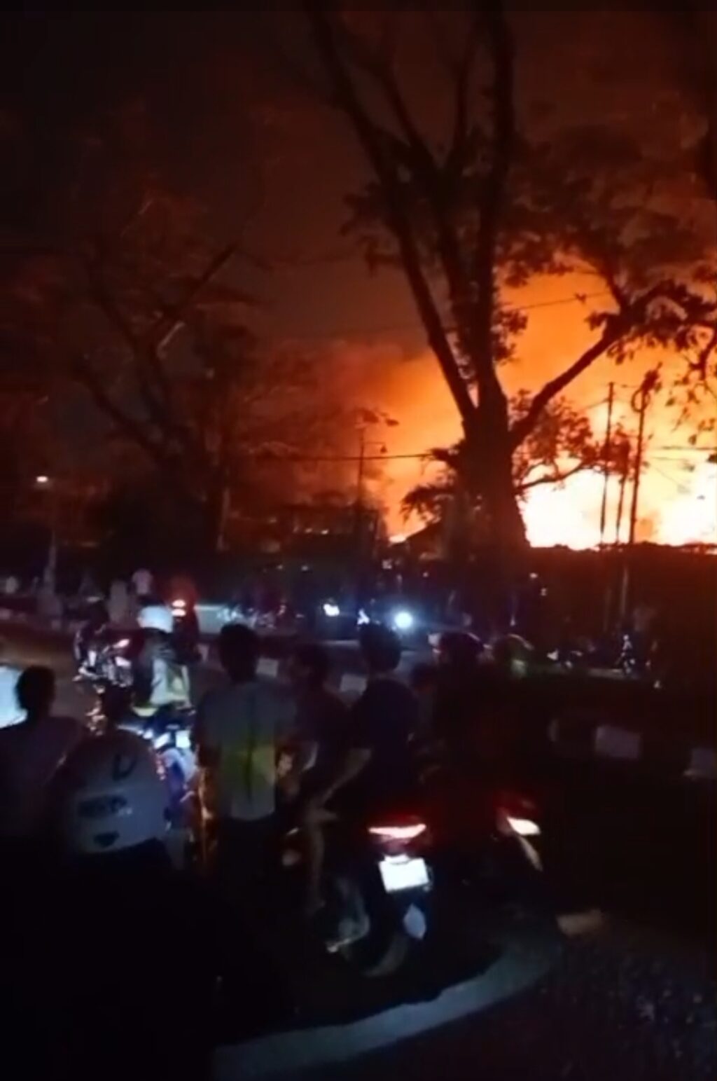 Kebakaran Besar Hanguskan Pabrik Sandal Swallow di Medan Deli