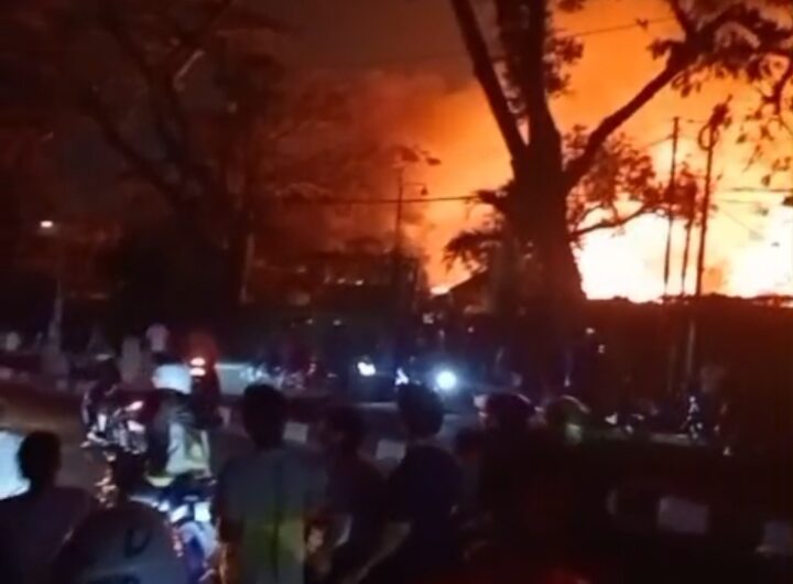 Kebakaran Besar Hanguskan Pabrik Sandal Swallow di Medan Deli