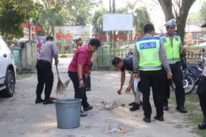 Polres Langkat Gelar Kerja Bakti Bersihkan SLB Stabat Atas Arahan Presiden