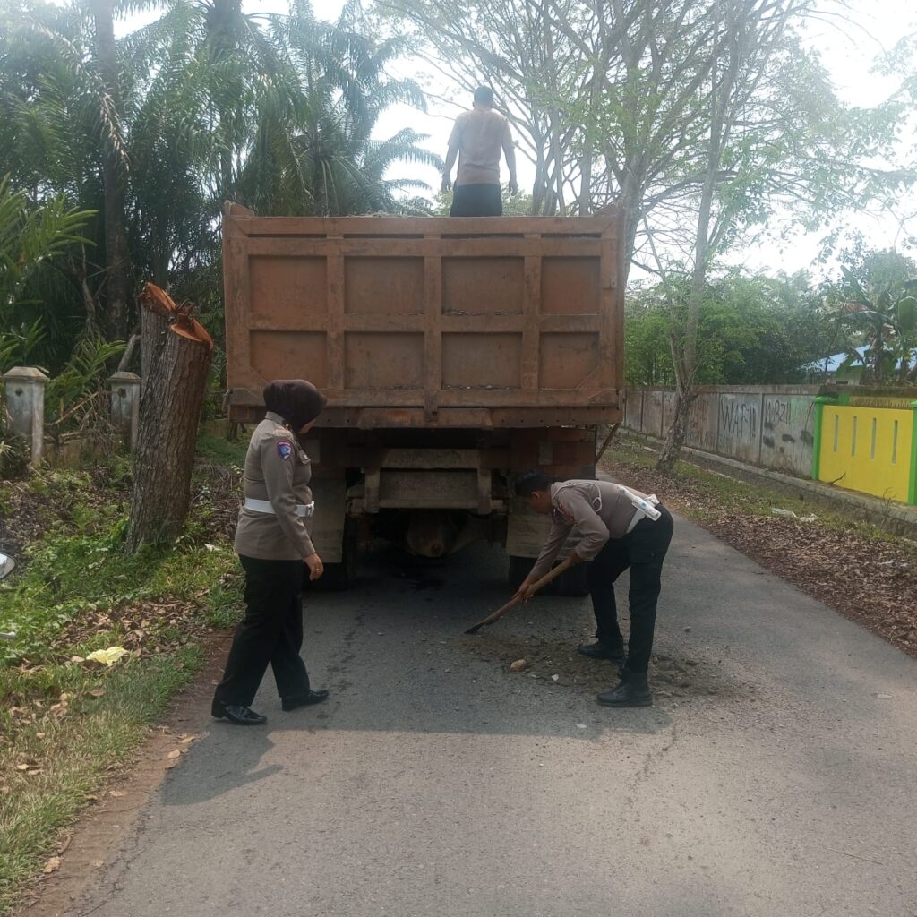 Peduli akan Keselamatan Pengguna Jalan, Sat Lantas Polres Langkat Menutup Jalan yang Berlubang 