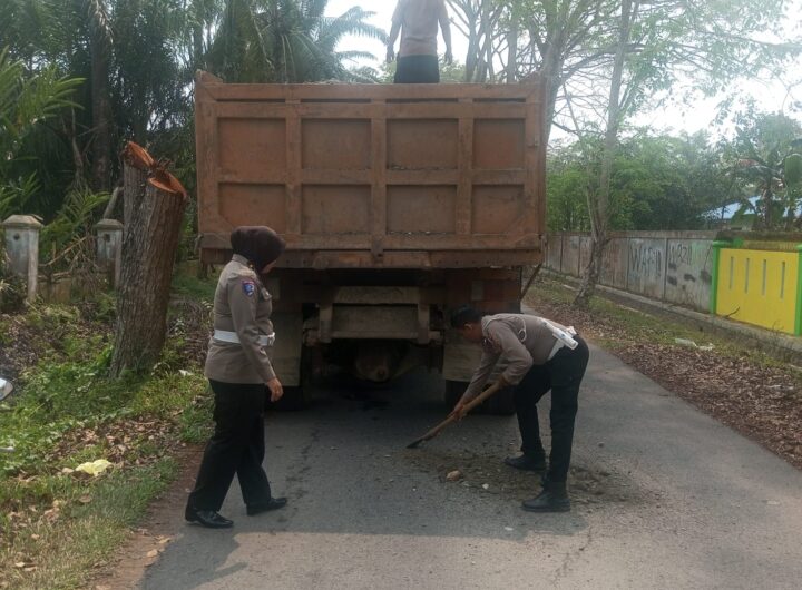 Peduli akan Keselamatan Pengguna Jalan, Sat Lantas Polres Langkat Menutup Jalan yang Berlubang 