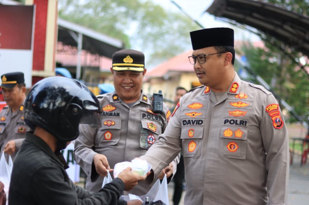 Polres Langkat Tebar Kepedulian Ramadhan, 200 Takjil Dibagikan untuk Warga Stabat