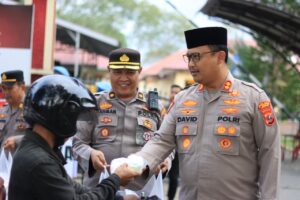 Polres Langkat Tebar Kepedulian Ramadhan, 200 Takjil Dibagikan untuk Warga Stabat