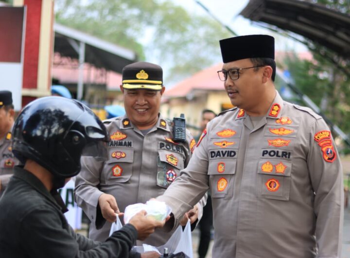 Polres Langkat Tebar Kepedulian Ramadhan, 200 Takjil Dibagikan untuk Warga Stabat