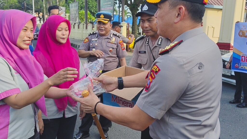 Kapolres Binjai AKBP Mirzal Maulana Turun Langsung Bagikan Takjil, Perkuat Silaturahmi di Ramadan 1447 H