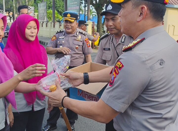 Kapolres Binjai AKBP Mirzal Maulana Turun Langsung Bagikan Takjil, Perkuat Silaturahmi di Ramadan 1447 H
