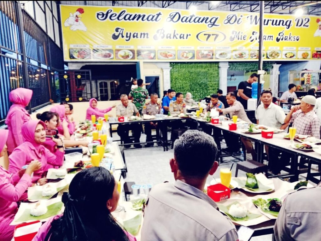 Pererat Soliditas di Bulan Suci, Kapolsek Binjai Timur Buka Puasa Bersama Personel Usai Berbagi Takjil