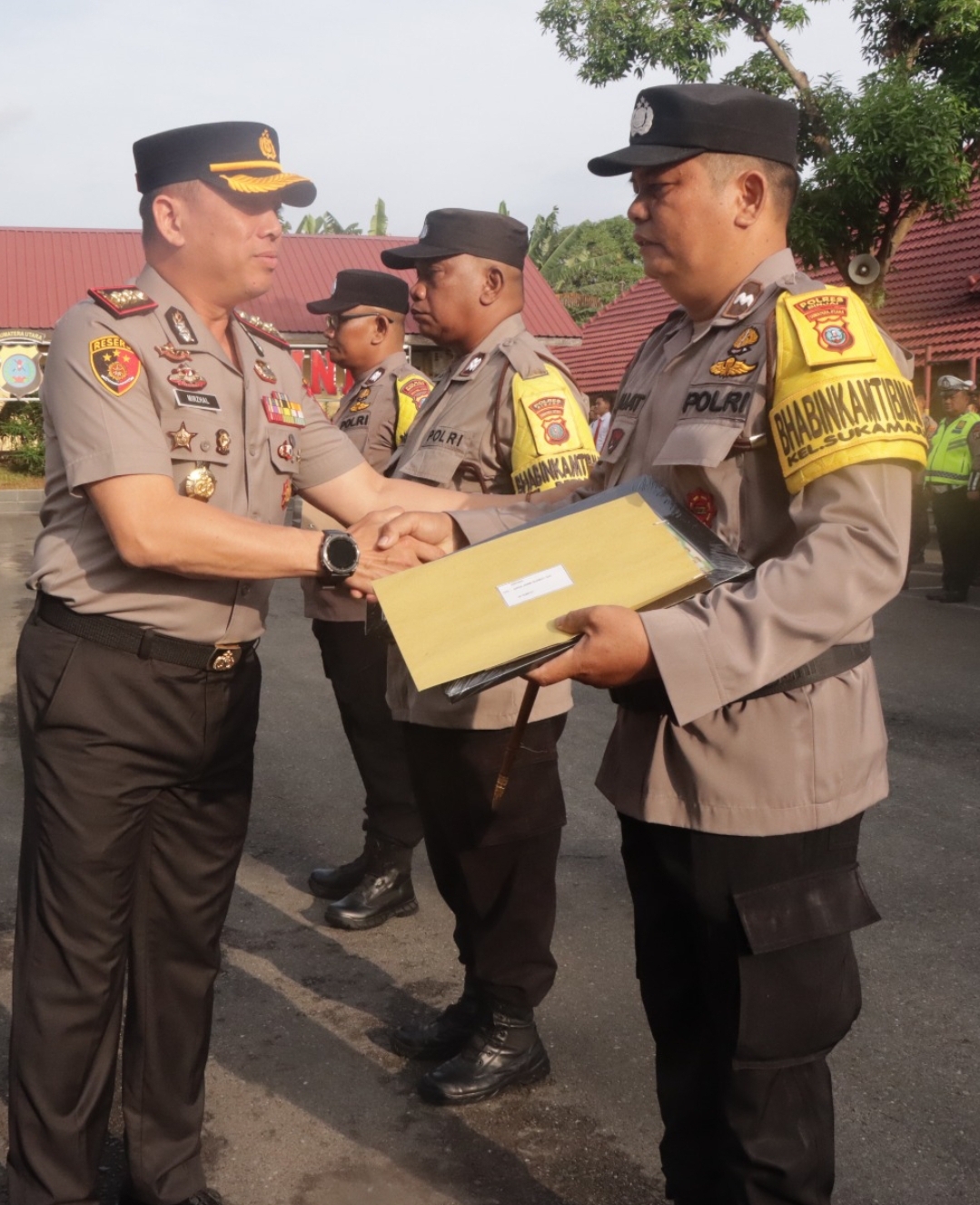 Kapolres Binjai Ganjar Tiga Bhabinkamtibmas Berprestasi: “Reward Ini Bentuk Pengakuan Nyata, Bukan Seremonial”