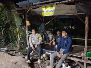 Bhabinkamtibmas Cek Satkamling Malam Hari, Polisi Tekankan Peran Warga Tekan Kriminalitas 3C