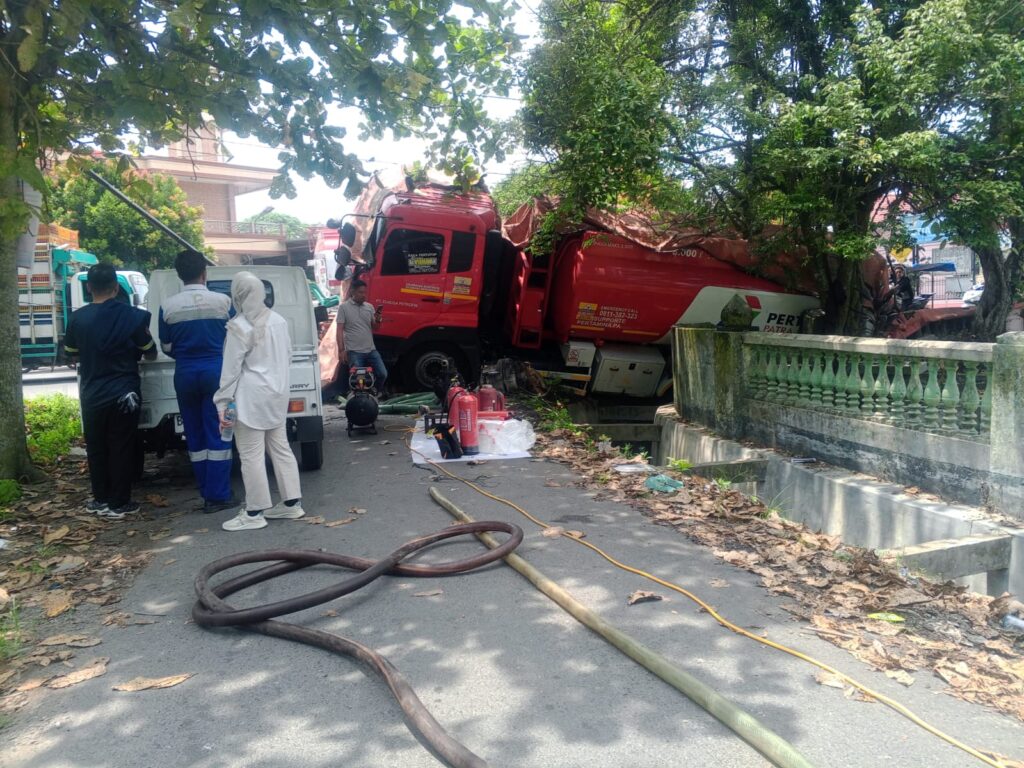 Truk Tangki BBM Hantam Tiang dan Tembok TPU di Binjai, Evakuasi Lambat Picu Kemarahan Warga