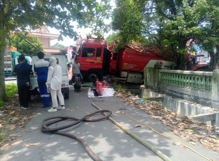 Truk Tangki BBM Hantam Tiang dan Tembok TPU di Binjai, Evakuasi Lambat Picu Kemarahan Warga