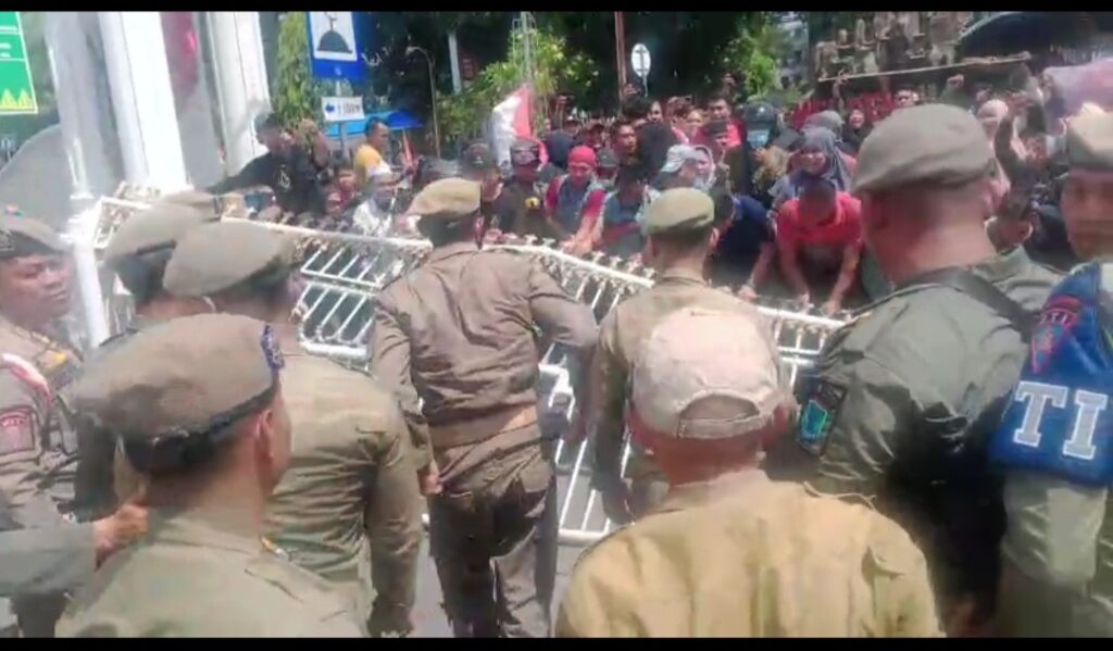 Ratusan Pedagang Mengamuk, Pagar Kantor Pemko Binjai Roboh Usai Wali Kota Tak Muncul