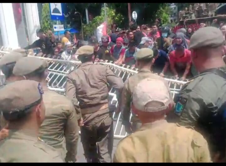 Ratusan Pedagang Mengamuk, Pagar Kantor Pemko Binjai Roboh Usai Wali Kota Tak Muncul
