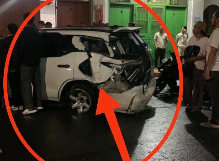 Mobil Putih Fortuner Hantam Ruko di Pasar Kaget Binjai, Diduga Kecelakaan Tunggal Saat Hujan