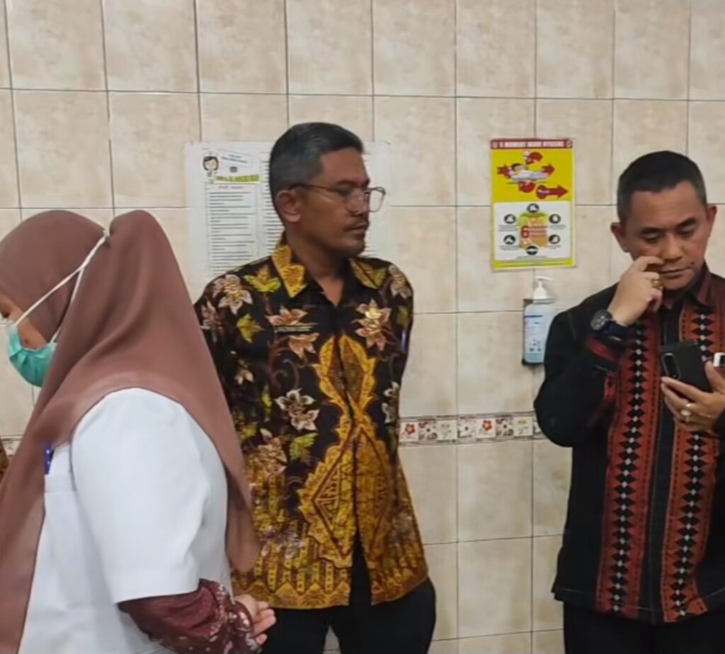Pedagang Bakso Tertimpa Pohon Tumbang di Lapangan Merdeka Binjai Dirujuk ke RS Adam Malik, Kakinya Nyaris Putus