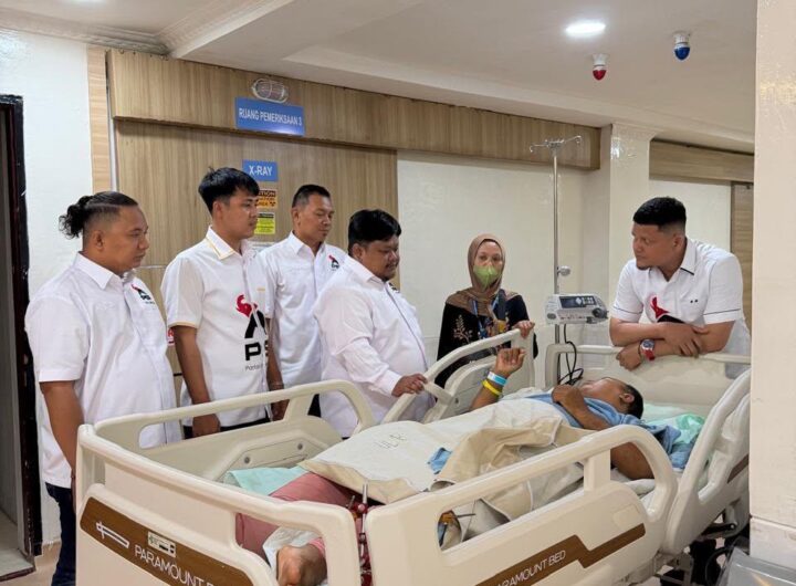 Peduli Korban Pohon Tumbang, Kader Terbaik PSI Binjai Sambangi Wardiono di RSUP H Adam Malik