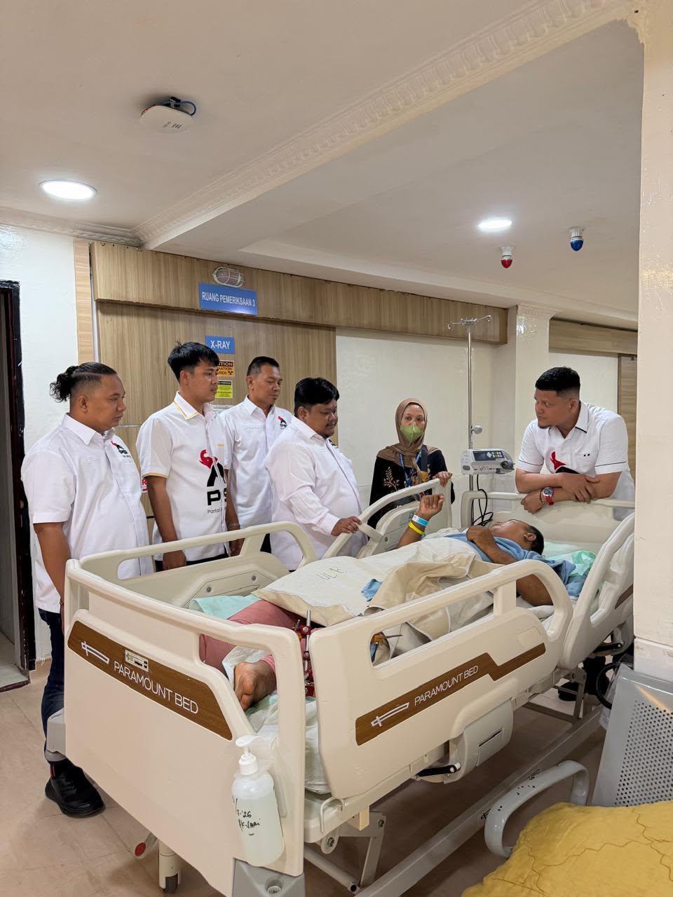 Peduli Korban Pohon Tumbang, Kader Terbaik PSI Binjai Sambangi Wardiono di RSUP H Adam Malik