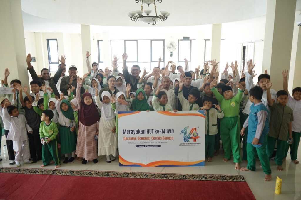 Jelang HUT ke-14, IWO Tebar Kebahagiaan di SD Muhammadiyah 16: Beasiswa hingga Makanan Bergizi untuk Siswa