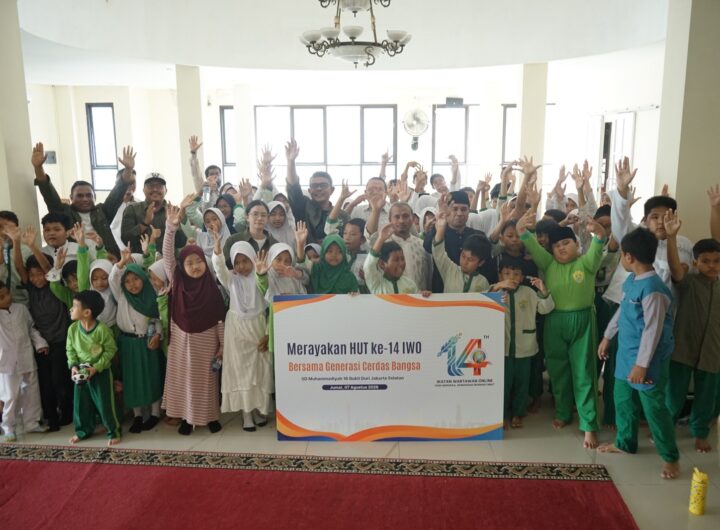 Jelang HUT ke-14, IWO Tebar Kebahagiaan di SD Muhammadiyah 16: Beasiswa hingga Makanan Bergizi untuk Siswa