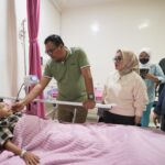 Bupati Asri Ludin Jenguk Khairul, Siswa SMP dengan Hb 3,5: “Semangatnya Membuat Dia Tetap Aktif”