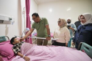 Bupati Asri Ludin Jenguk Khairul, Siswa SMP dengan Hb 3,5: “Semangatnya Membuat Dia Tetap Aktif”