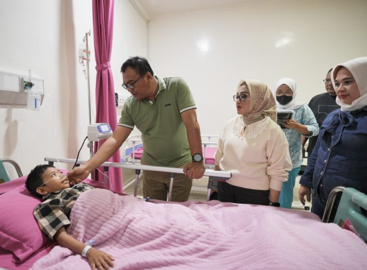 Bupati Asri Ludin Jenguk Khairul, Siswa SMP dengan Hb 3,5: “Semangatnya Membuat Dia Tetap Aktif”