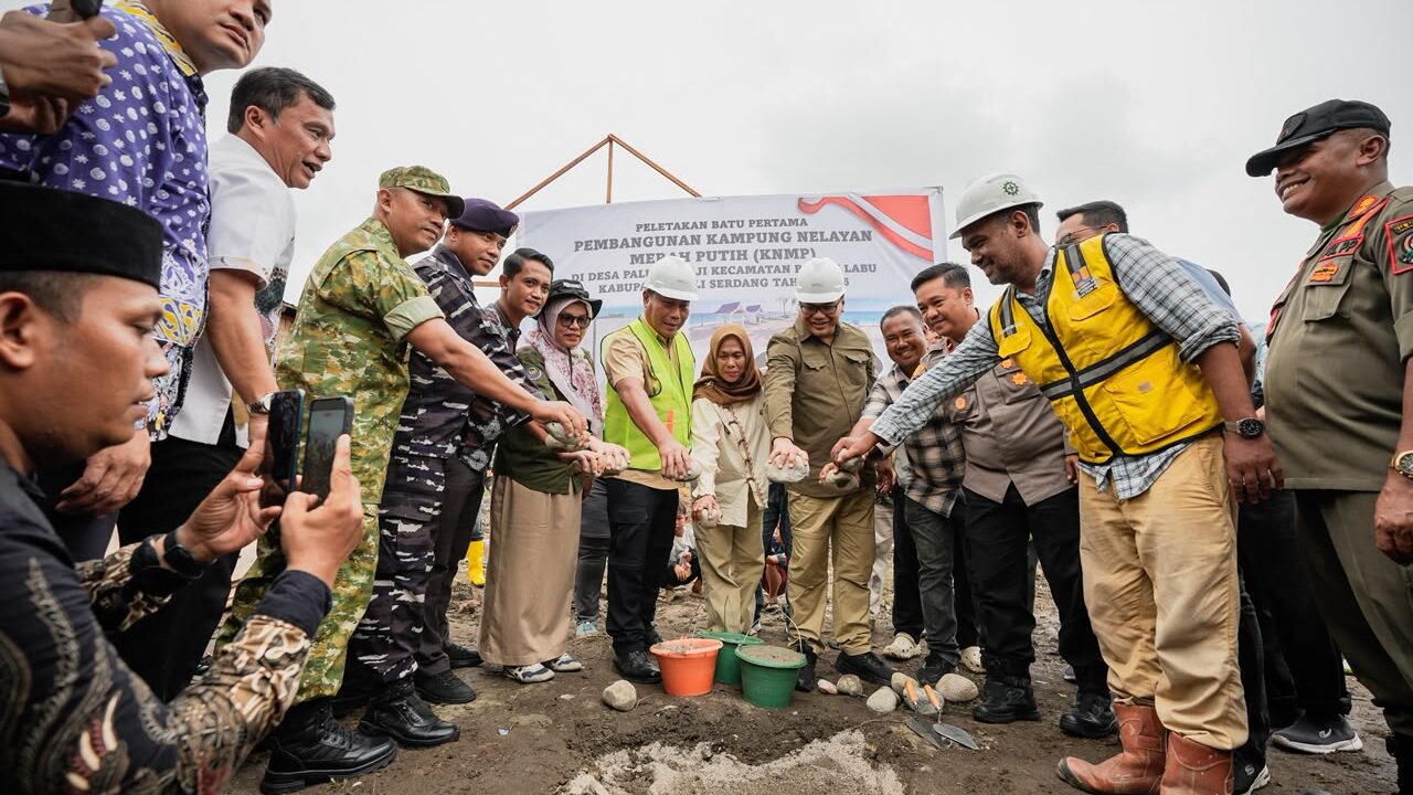 Bupati Asri Ludin Tancapkan Batu Pertama Kampung Nelayan Merah Putih, Ekonomi Paluh Sibaji Ditarget Makin Bergeliat