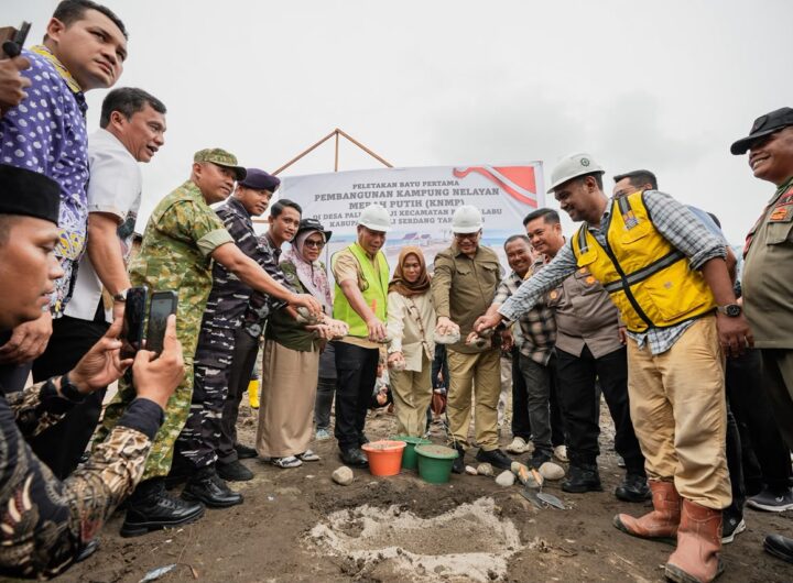 Bupati Asri Ludin Tancapkan Batu Pertama Kampung Nelayan Merah Putih, Ekonomi Paluh Sibaji Ditarget Makin Bergeliat