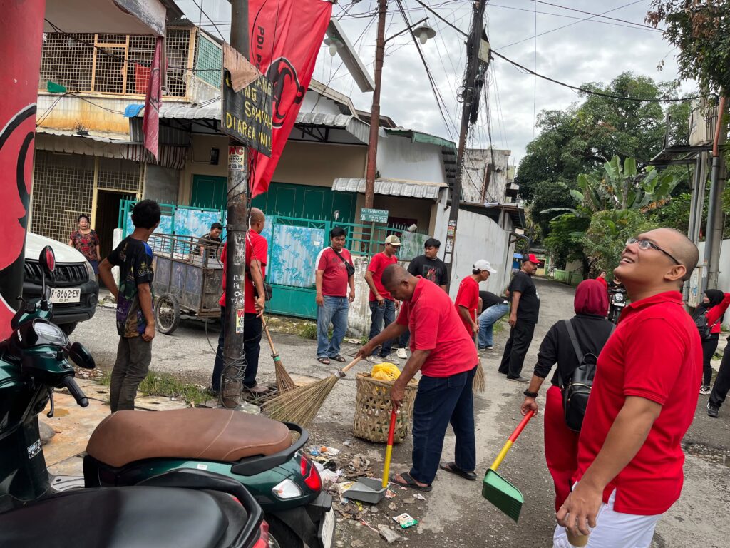 Sambut Sumpah Pemuda ke-98, PDI Perjuangan Binjai Turun ke Kampung Tanjung: Bersihkan Sampah, Warga Sekalian Curhat