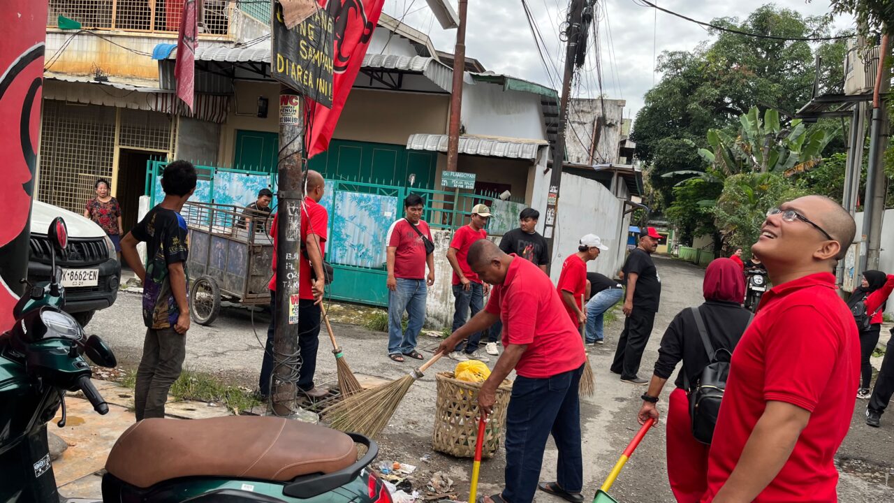 Sambut Sumpah Pemuda ke-98, PDI Perjuangan Binjai Turun ke Kampung Tanjung: Bersihkan Sampah, Warga Sekalian Curhat
