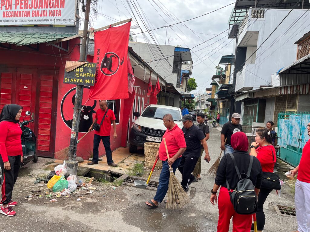 Menyambut Hari Sumpah Pemuda KE-98!DPC PDI Perjuangan Binjai Gotong Royong Bersihkan Sampah