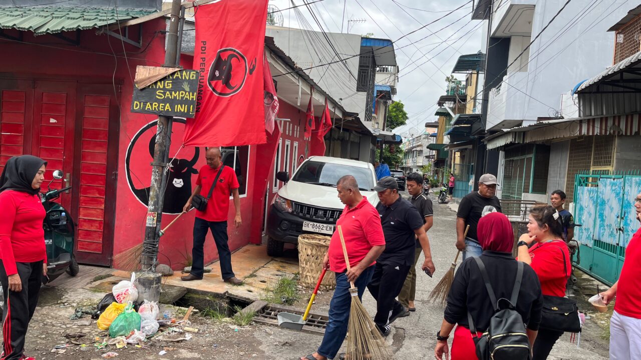 Menyambut Hari Sumpah Pemuda KE-98!DPC PDI Perjuangan Binjai Gotong Royong Bersihkan Sampah